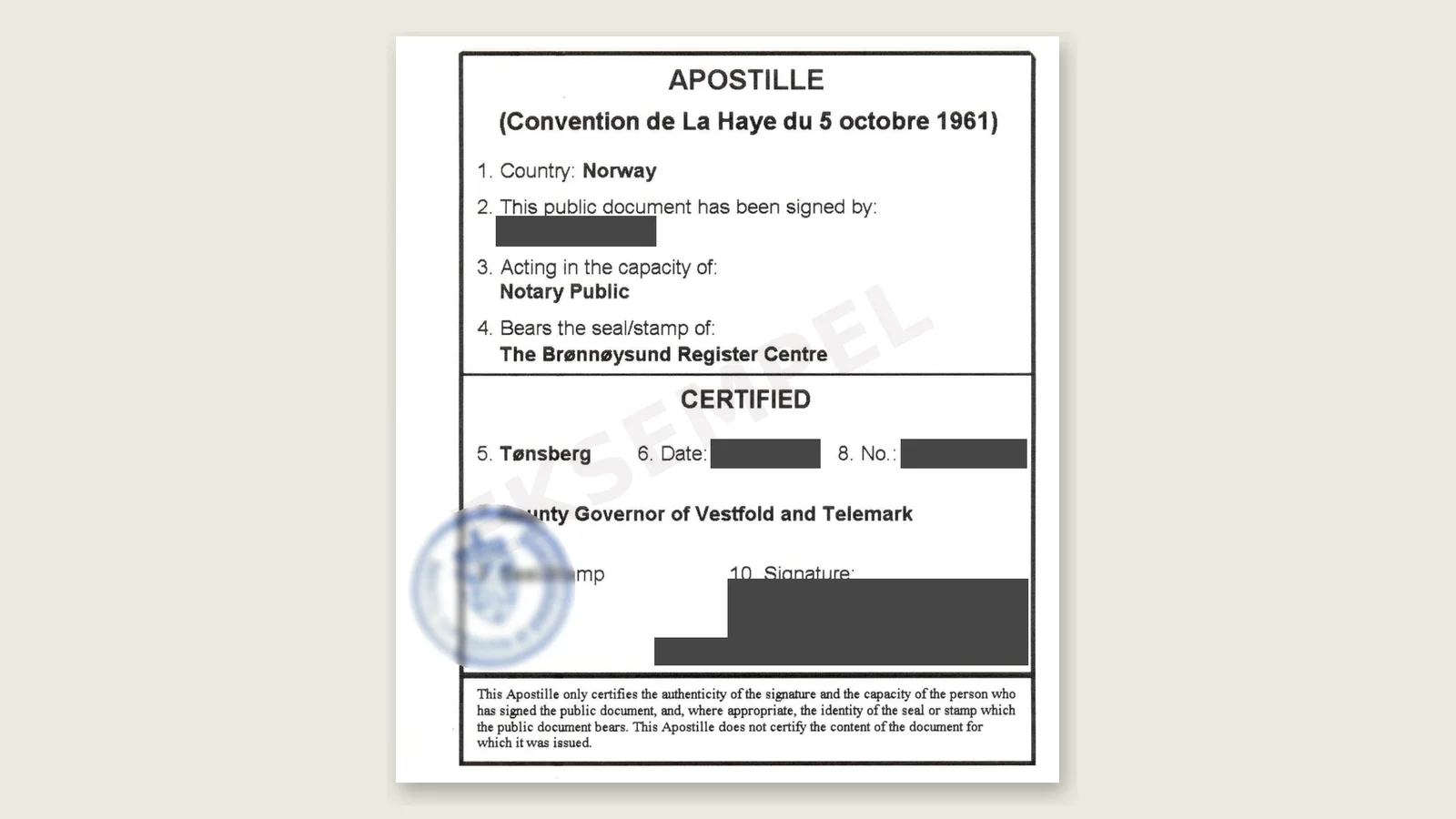 Eksempel på apostille fra Statsforvalteren, med navn, dato og nummer sladdet.